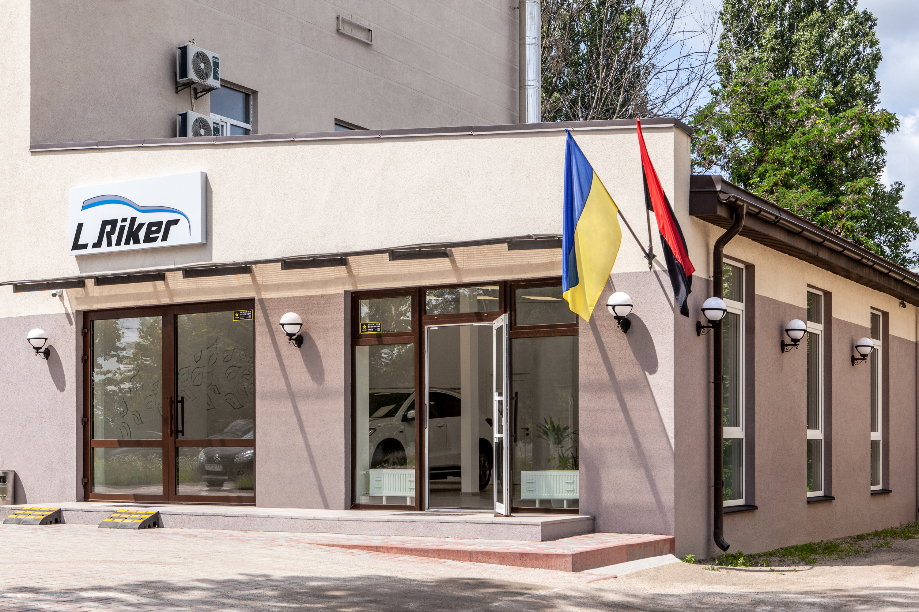 Електромобілі в Україні: Чому купувати електромобілі L.Riker™ - Гарантія якості та екологічної відповідальності